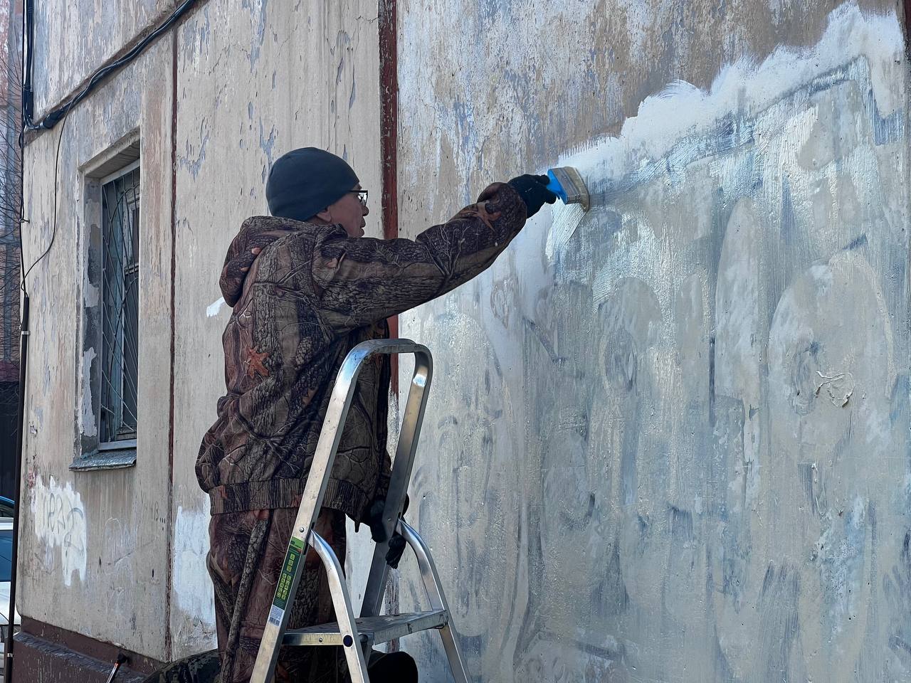 18 многоквартирных домов Белогорска избавили от вандальных надписей